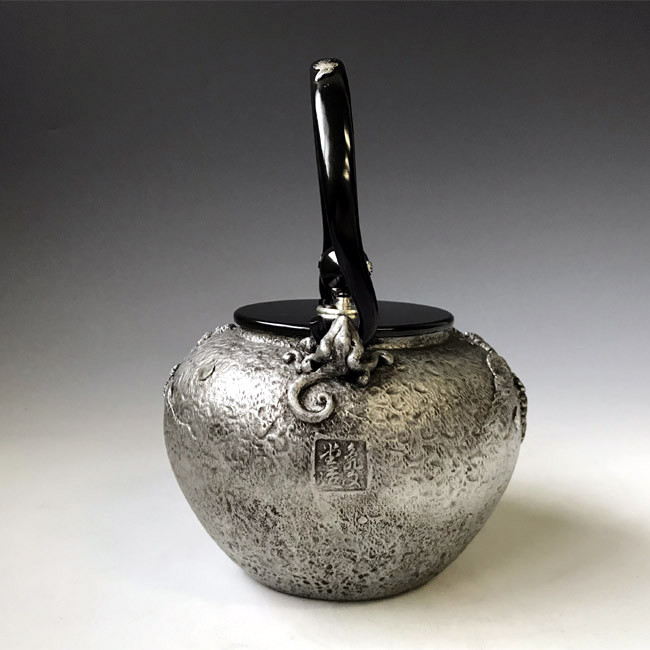 tb22sa 亀文堂写 家人物砂鉄鉄瓶 本体・摘み・弦に銀象嵌入 約1.4L