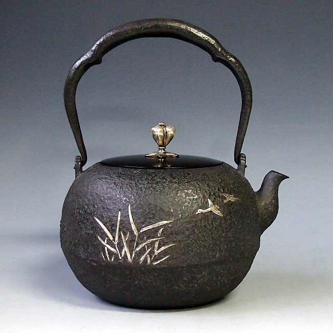 tb75b 龍文堂写 葦に雁象嵌鉄瓶 本体に銀象嵌入り 摘み・座：銀 約1.4L