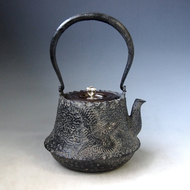 tb145 龍文堂写 富士形雲龍文鉄瓶 本体に銀象嵌入り 摘み・座：銀 鉄壺
