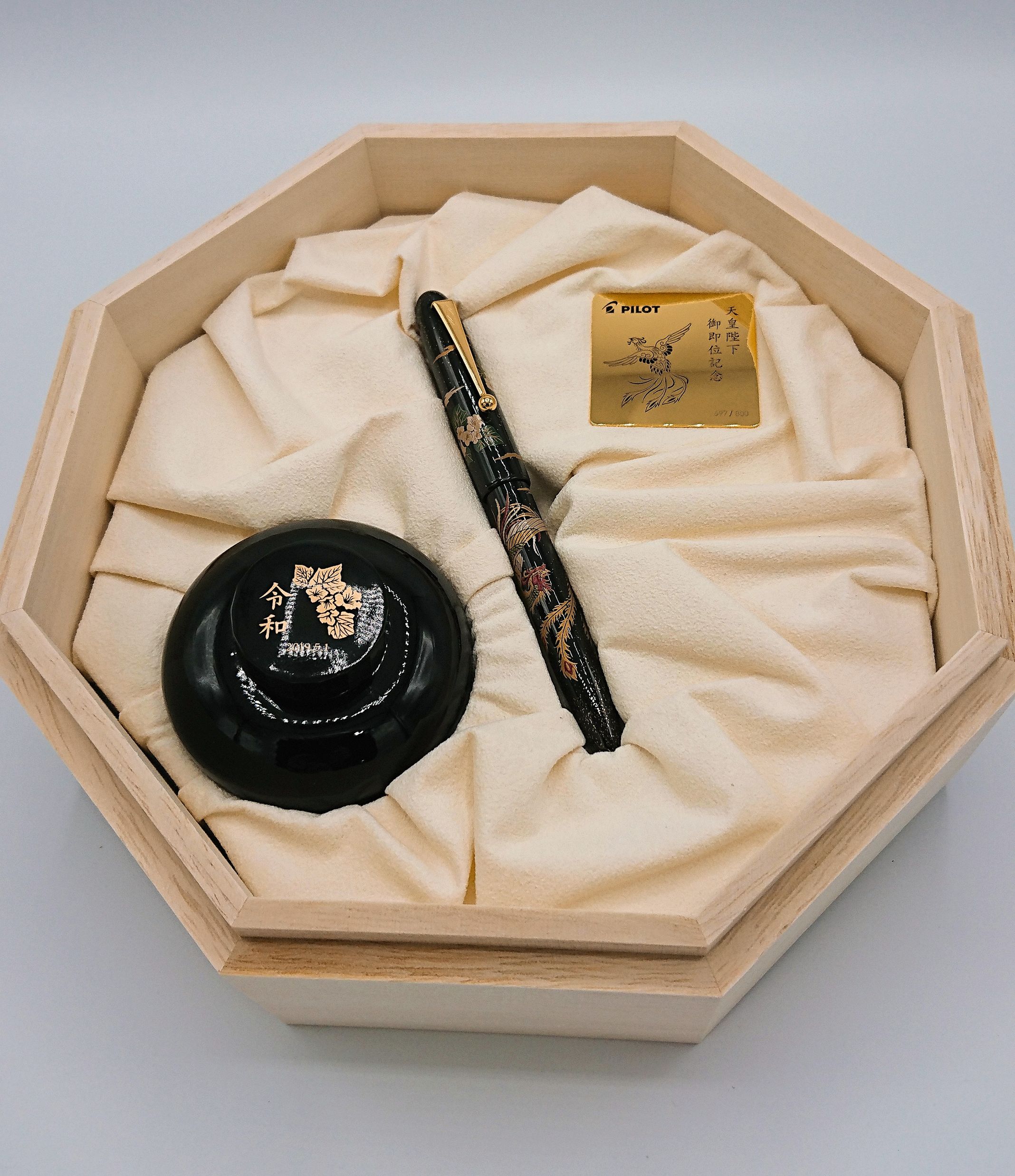 PILOT 天皇即位記念蒔絵万年筆 インク壺 木箱入り（蓋なし）限定1000本✨