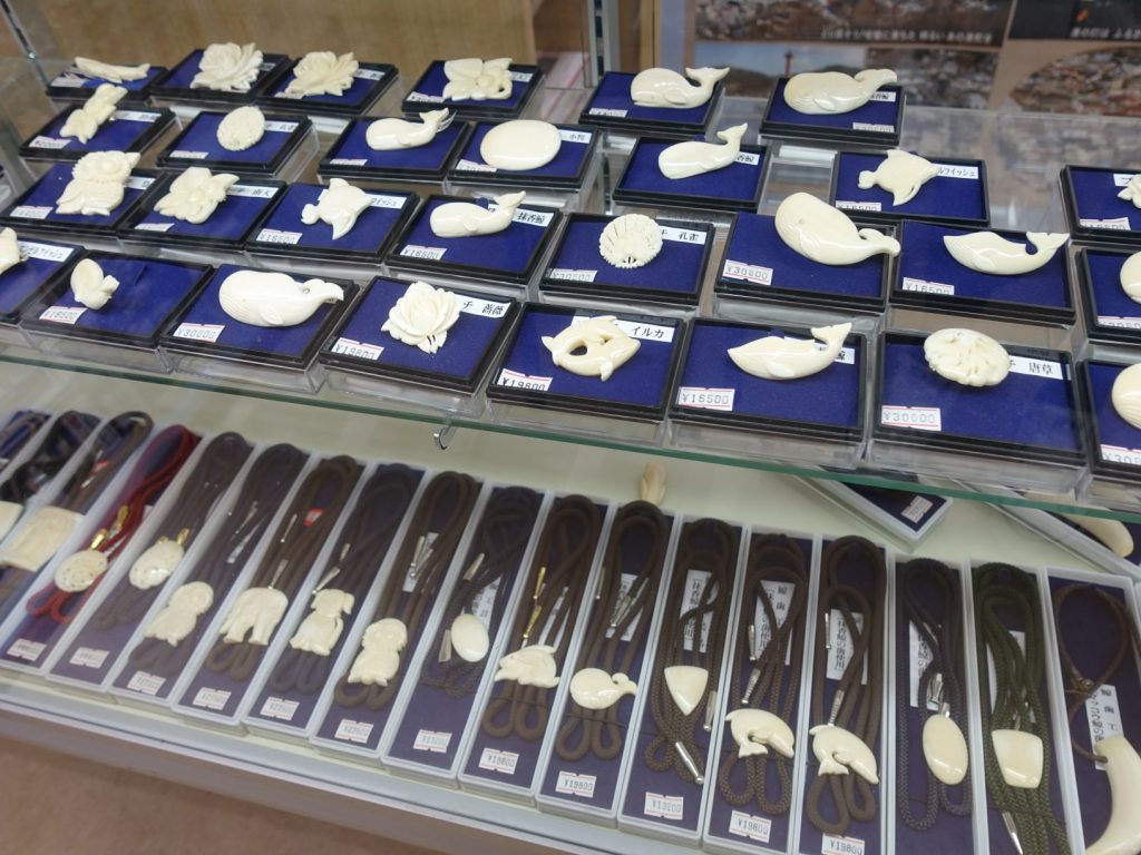 鮎川の伝統工芸「鯨歯工芸品」彫師の千々松正行さんが作るハンコは