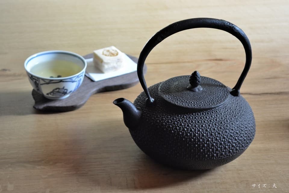 南部鉄瓶】亀甲霰平宝珠形鉄瓶 (大・小)｜伝統的な霰紋様を縁起の良い