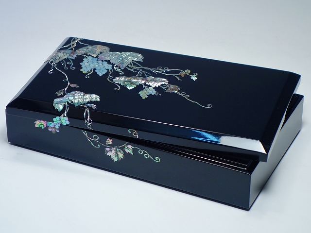 貝細工装飾の黒漆文箱 貝細工装飾の黒漆文箱