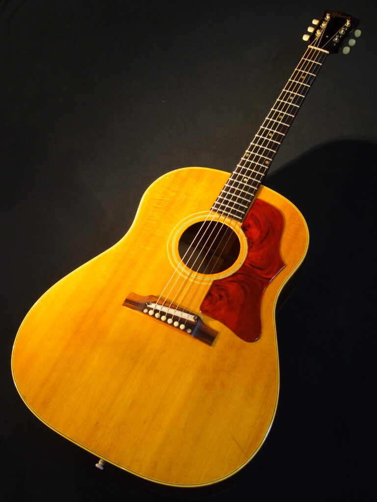 歌い手に愛されるGibsonアコースティックギター、J-45とHummingbirdの
