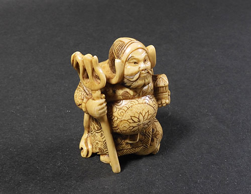 型彫根付 鍾馗鬼退治 在銘 型彫根付 鍾馗鬼退治 在銘 鬼鍾馗牙彫根付