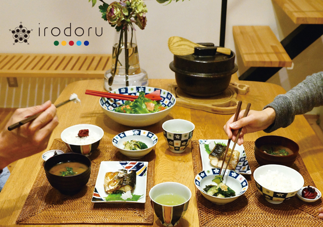 有田焼 皓洋窯 「染錦市松小花紋盛鉢」食卓を彩り、心に花を咲かせる器