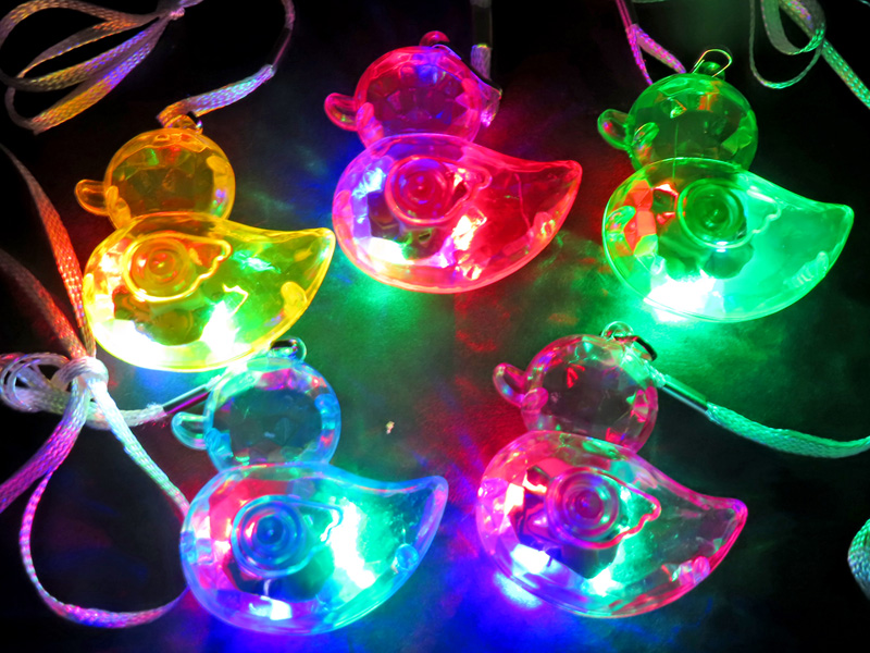 光るおもちゃ ブリリアントペンダントアヒル|【堀商店】景品・販促品