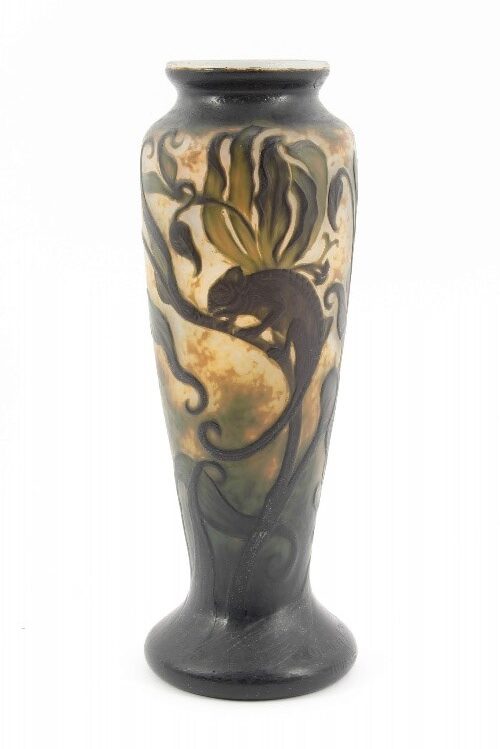 カメオ・グラスの花器やランプ作品が有名なミューラー。アール・デコ期