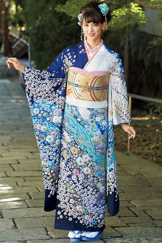 青・水色・紫の振袖をおすすめの柄と一緒にご紹介します。