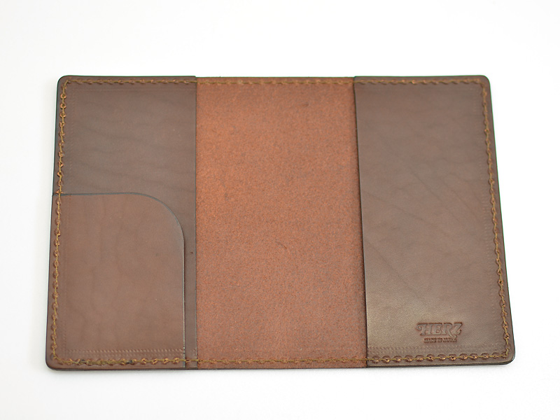 本革で包むシンプルで長く使えるパスポートケース / 革鞄のHERZ(ヘルツ