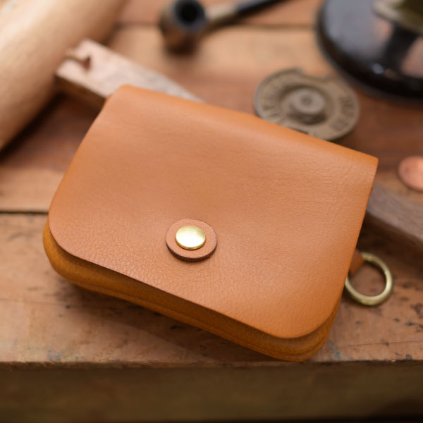 丸いフォルムと遊び心溢れるデザインが愛らしい二つ折り財布 / 革鞄の