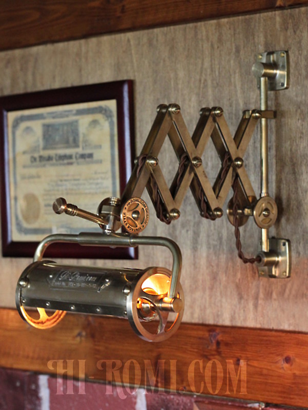 インダストリアルの全真鍮製シザーアームランプ