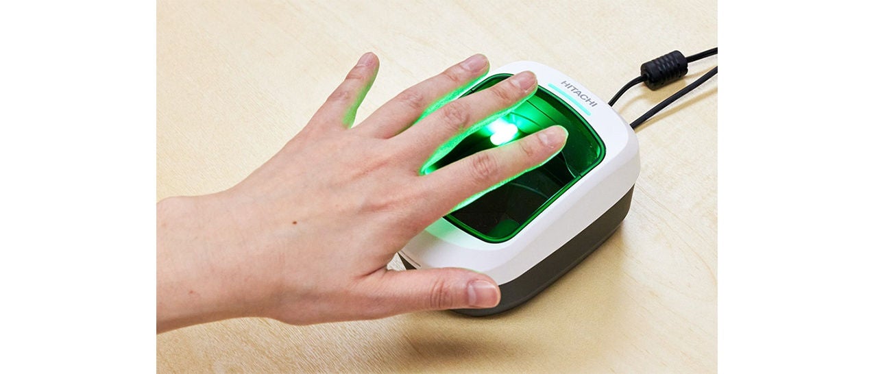 日立、非接触の「指静脈認証装置」を発表 指をかざすだけで個人認証が