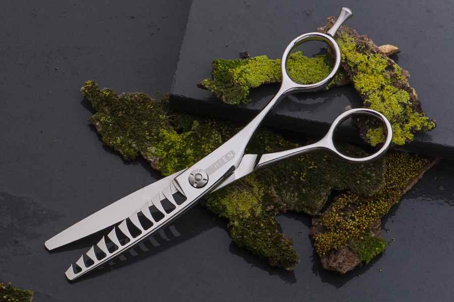 切れ味◎跡が残りづらい人気の溝無しプロ用セニングシザー理美容師