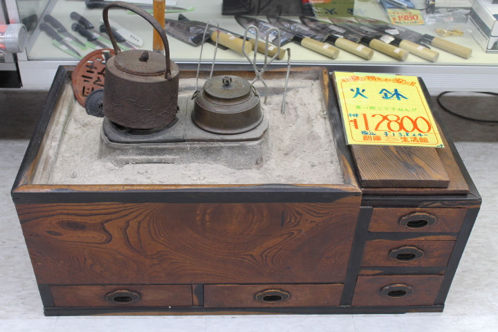 骨董 長火鉢 瓢箪五徳、火箸、灰付き 引き出し 関東火鉢 小振り 関東