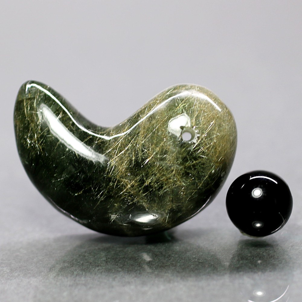 ガネッシュヒマール産]ヒマラヤ水晶勾玉/マガタマ（クローライト多内包