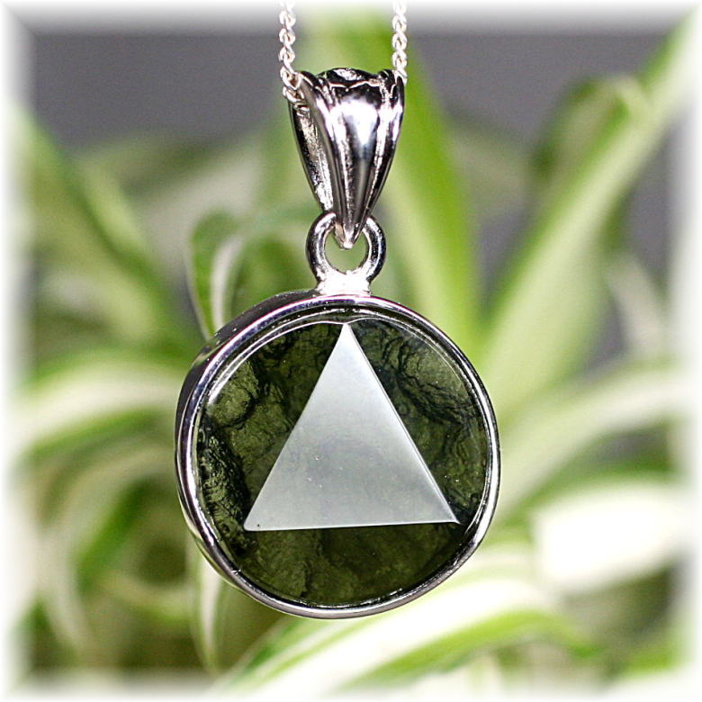 天然モルダバイトペンダントトップ（シルバー925・トライアングル