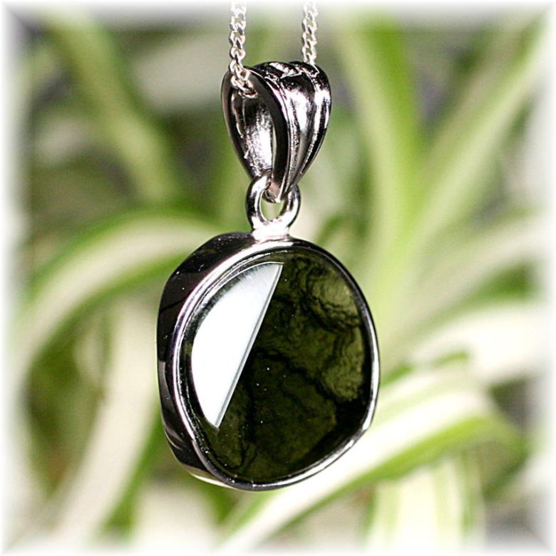 天然モルダバイトペンダントトップ（シルバー925・トライアングル