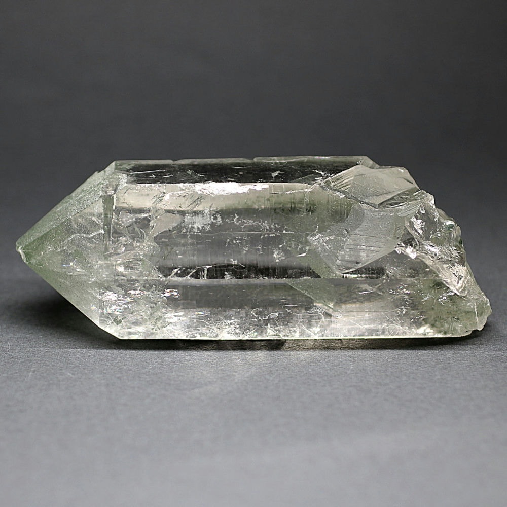 高品質+]インド/マニハール産ヒマラヤ水晶ナチュラルポイント/グリーン