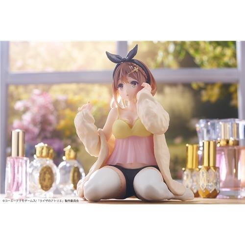 ペタンと座ったルームウェア姿にドキッ！アニメ『ライザのアトリエ