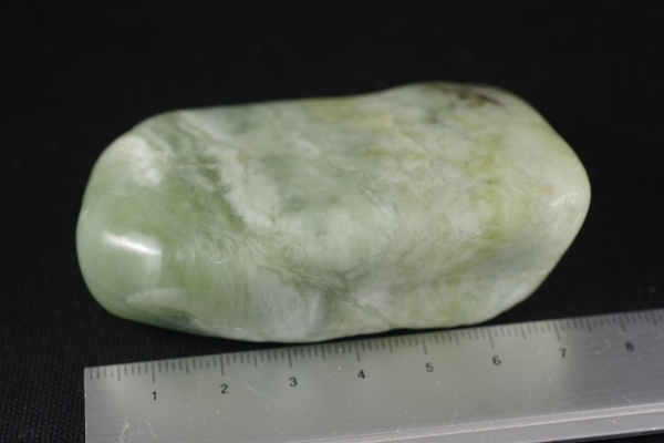 ネフライト（軟玉）原石 磨き125g 天然石販売 名取貴石 天然石原石