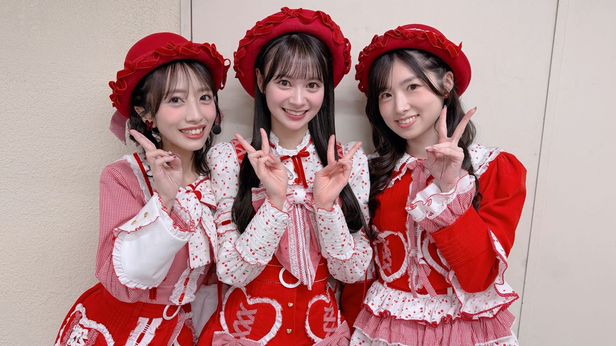 伊藤百花 AKB48 20周年記念 赤チェック衣装 生写真 直筆サイン AKB48
