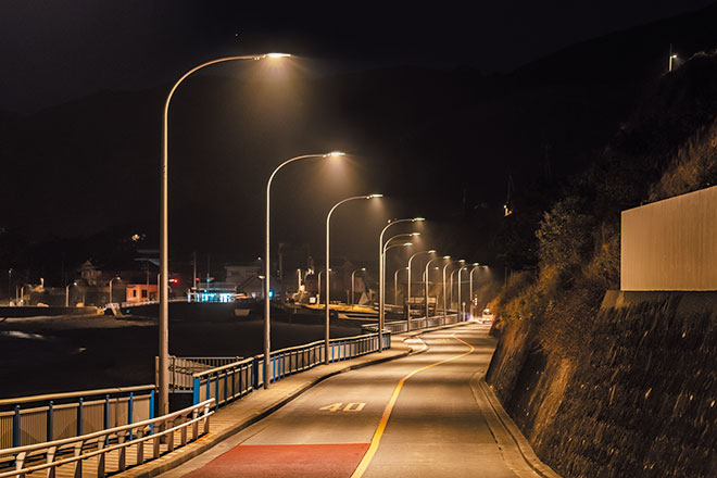 神津島村 道路灯・防犯灯 | 道路照明 道路 | 納入事例 | 岩崎電気