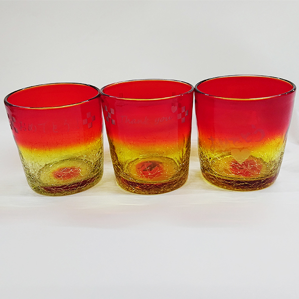 彫刻デザイン入り手作り吹きガラス／ロックグラス 赤