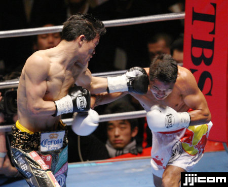 WBAフライ級世界戦・2回、王者デンカオセーン…：ボクシング 亀田3