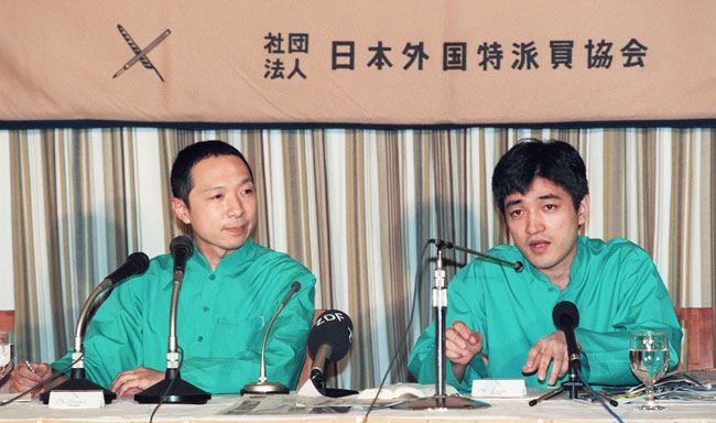 記者会見するオウム真理教スポークスマン…：日本震撼、オウム事件全史