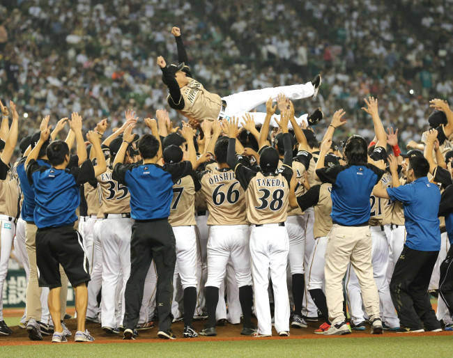2016/10/29 日本ハムファイターズ優勝時胴上げ写真 栗山監督直筆 2016