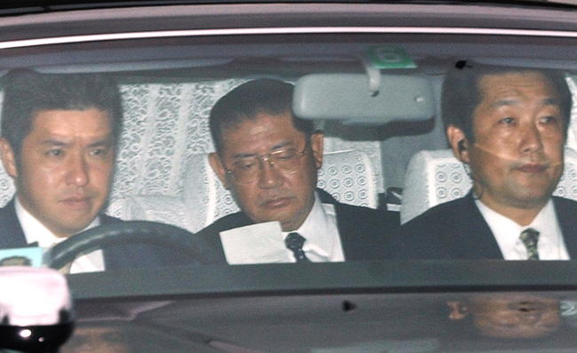 落選 衆院選結果を受け、小泉純一郎首相（自民党総裁）に…：山崎拓氏