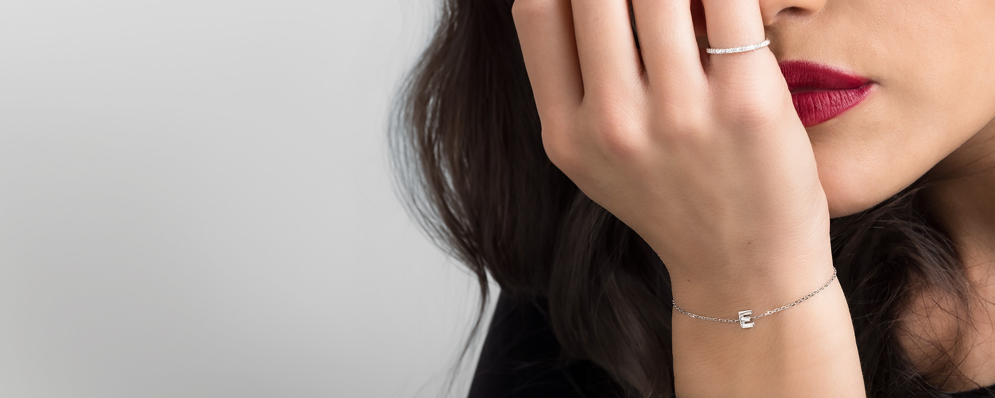 アルファベットモチーフにゴールドとダイヤモンドのジュエリー