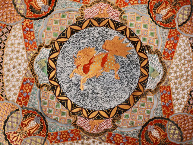 献上手古伊万里焼】飾絵皿（特大）染錦本金獅子繚乱地紋