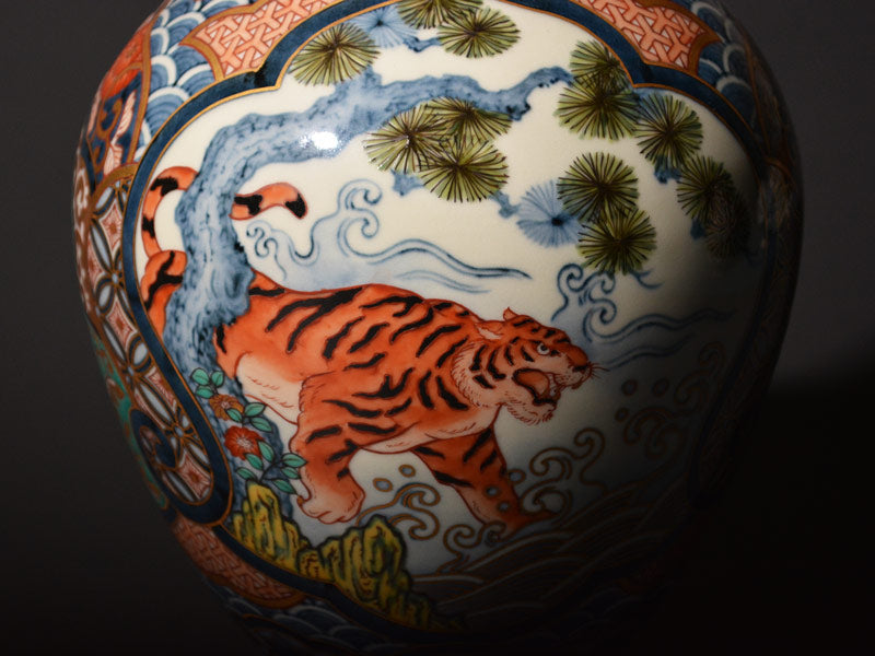 献上手古伊万里焼】花瓶 染錦本金青海波虎王図