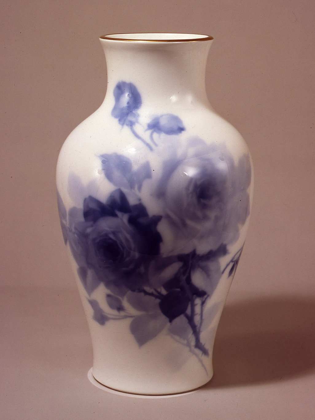 No.06 岡染付薔薇絵花瓶｜大倉陶園公式ホームページ