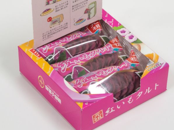 元祖紅いもタルト」の3個入りパッケージを新発売。プラスチック製
