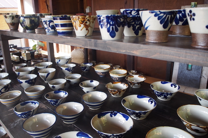 やちむんの新しい“琉球スタンダード”の旗手『陶房眞喜屋』 | よみもの