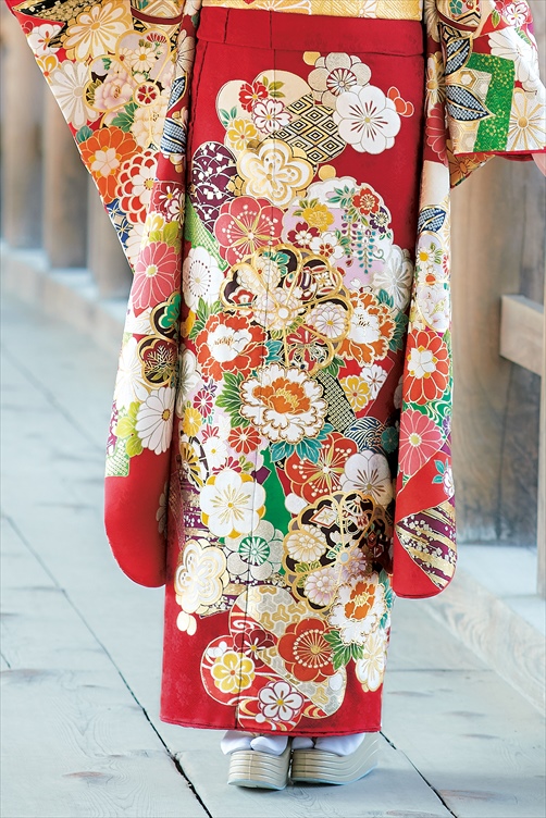 赤地に牡丹や菊が咲き誇る豪華振袖｜金帯が映える晴れやかな成人式スタイル