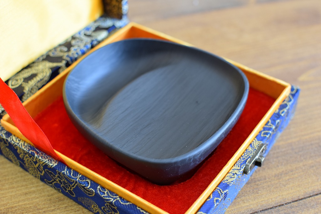 歙州硯 水浪紋三足月池硯5インチ 布箱付 | 書道用品専門店【大阪教材社】