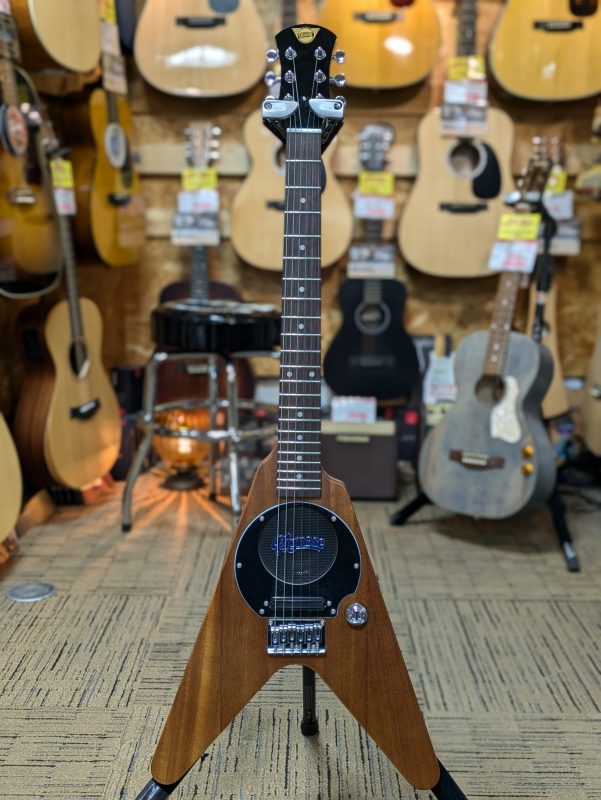 アンプ内蔵ミニギターでおなじみのPignoseから、フライングVシェイプが