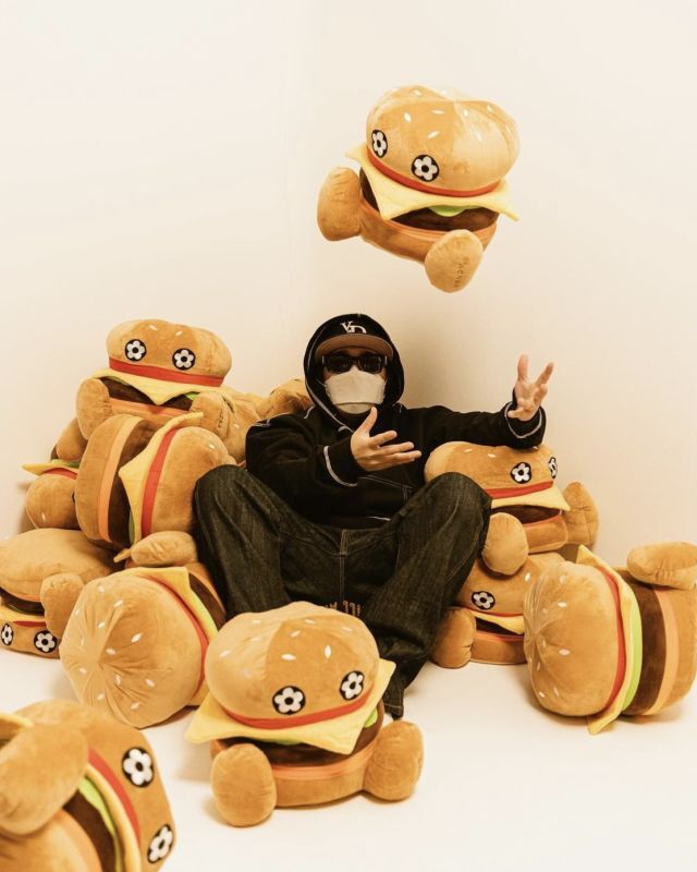 VANDYTHEPINK / burger plushy toy - OTHELLO KUMAMOTO