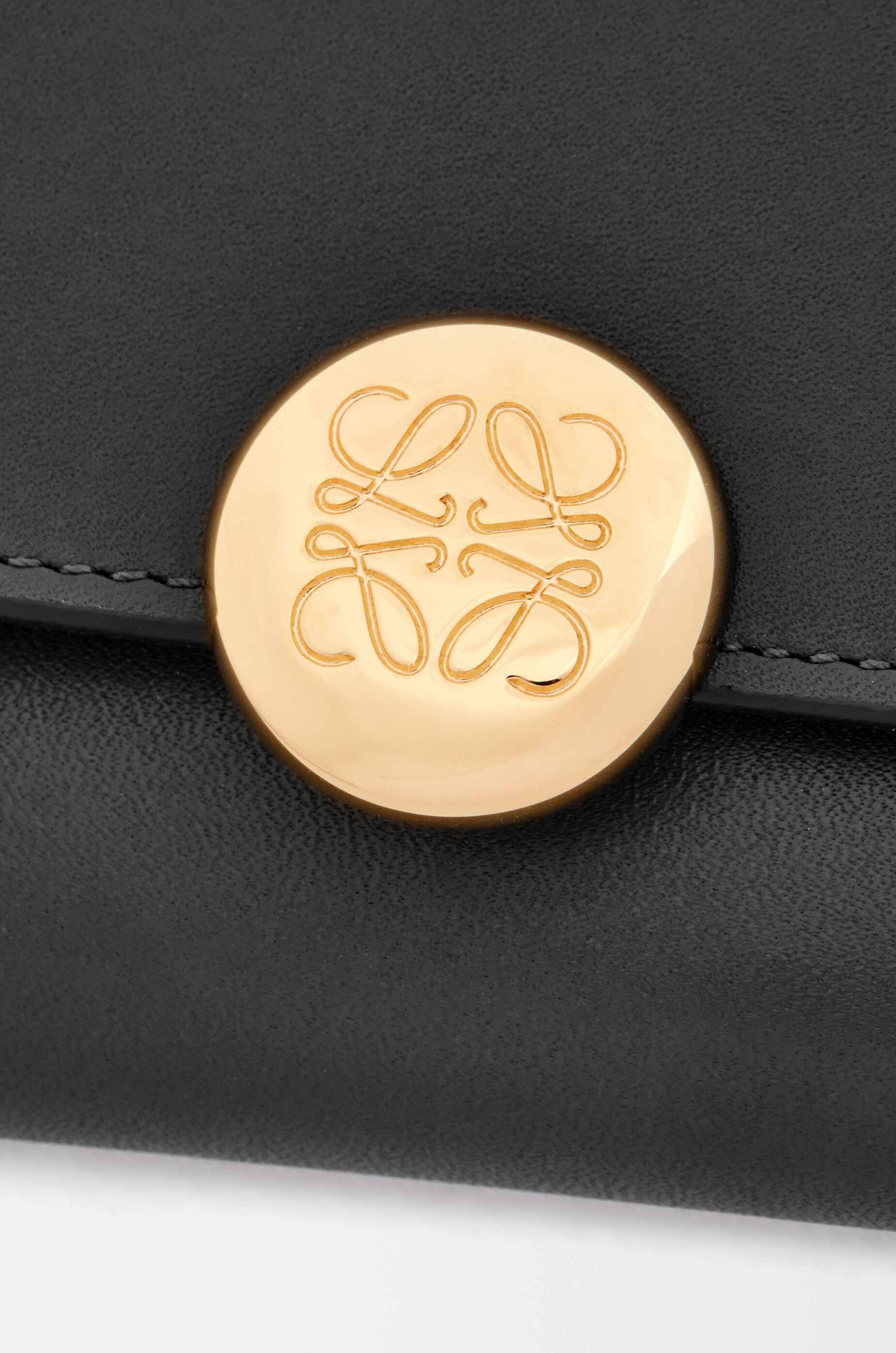 ぺブル バーティカル ウォレット スモール（シャイニーナパカーフ