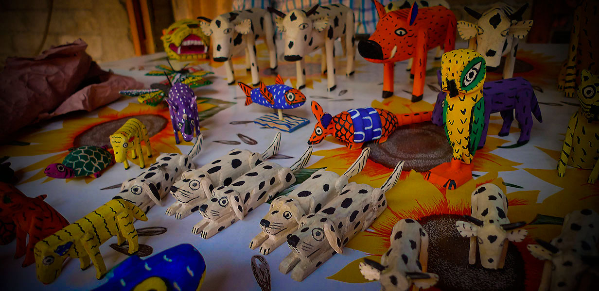 メキシコウッドカービングInocencio Vasquez 作「悪魔の宴」