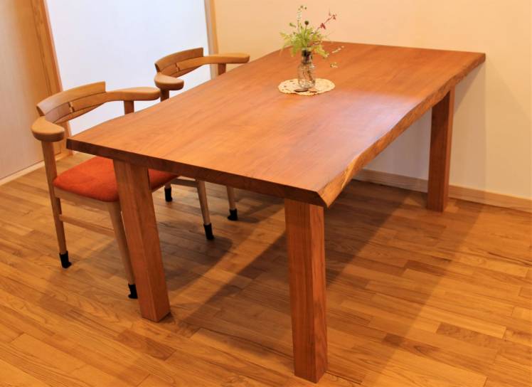 赤色が美しい 桜のテーブル：新着情報 | 無垢材家具と木の家づくり