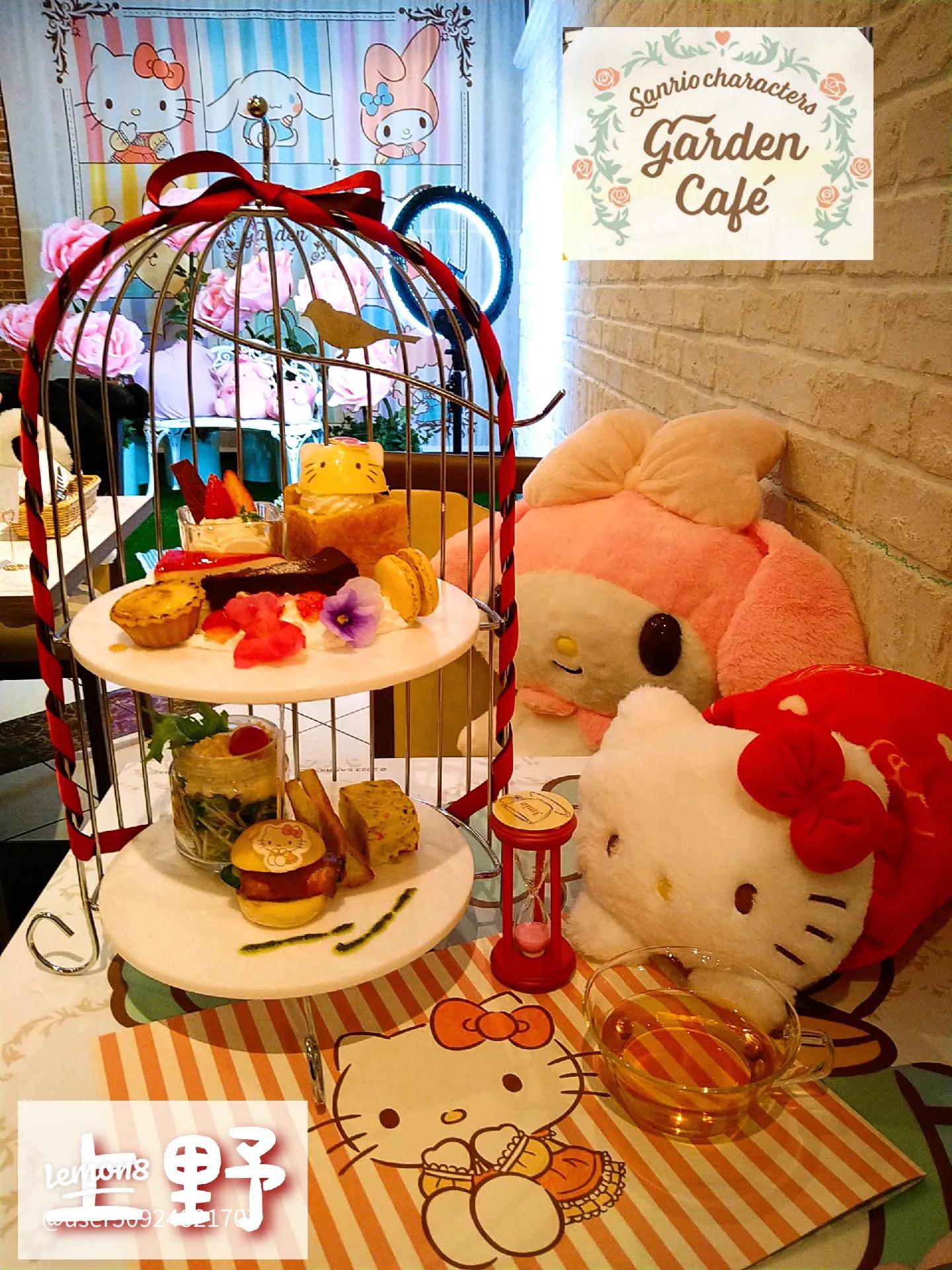 キティちゃんカフェ🐱🎀 さすが韓国って感じの凝りよう🍎笑 ぬいの活用