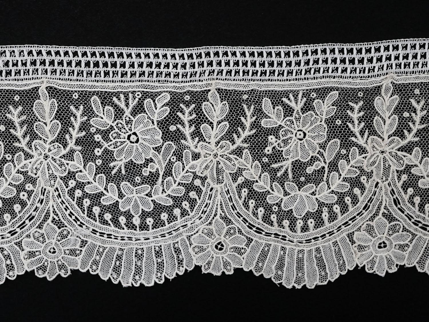 アンティークフランス サクランボに似た花刺繍の桜色ランナー ニードル