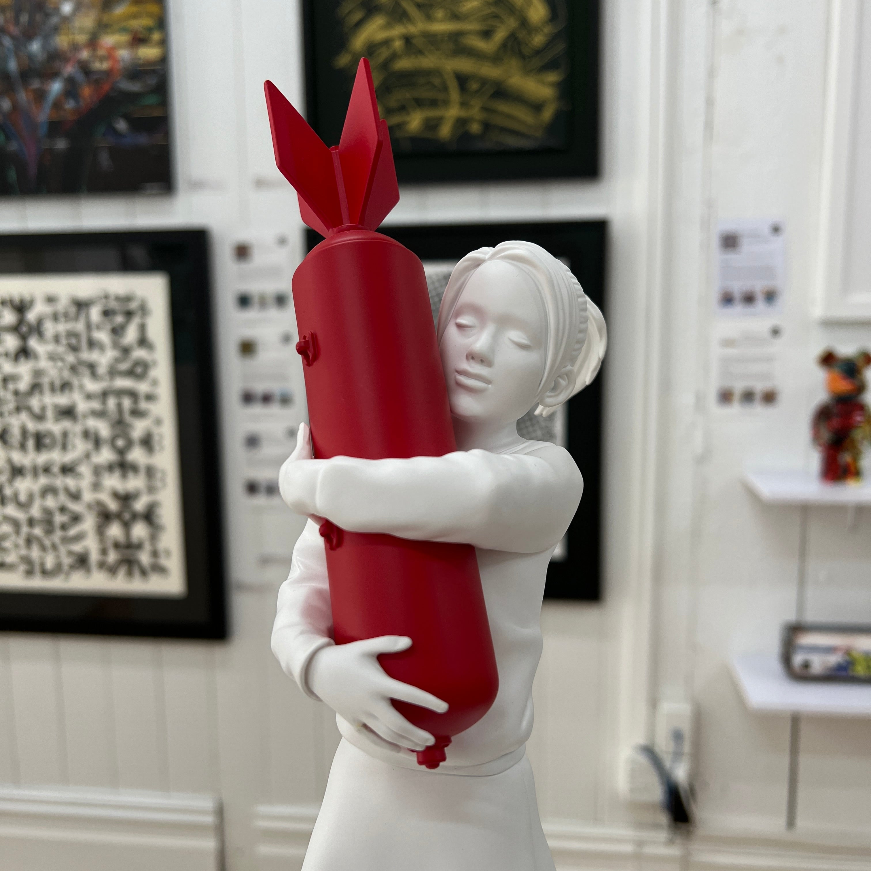 バンクシー フィギュア BANKSY BOMB HUGGER