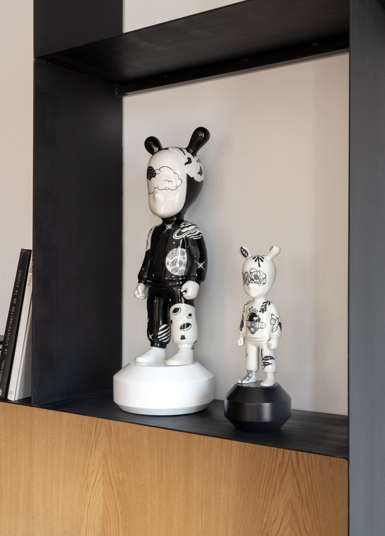 The Guest by Henn Kim-小- | リヤドロ公式オンライン