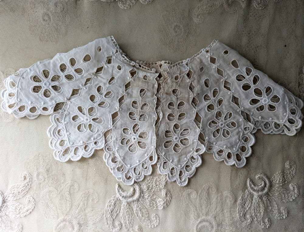 アンティークフランス シルクリボン＆スカラップレース 盛り上げ刺繍